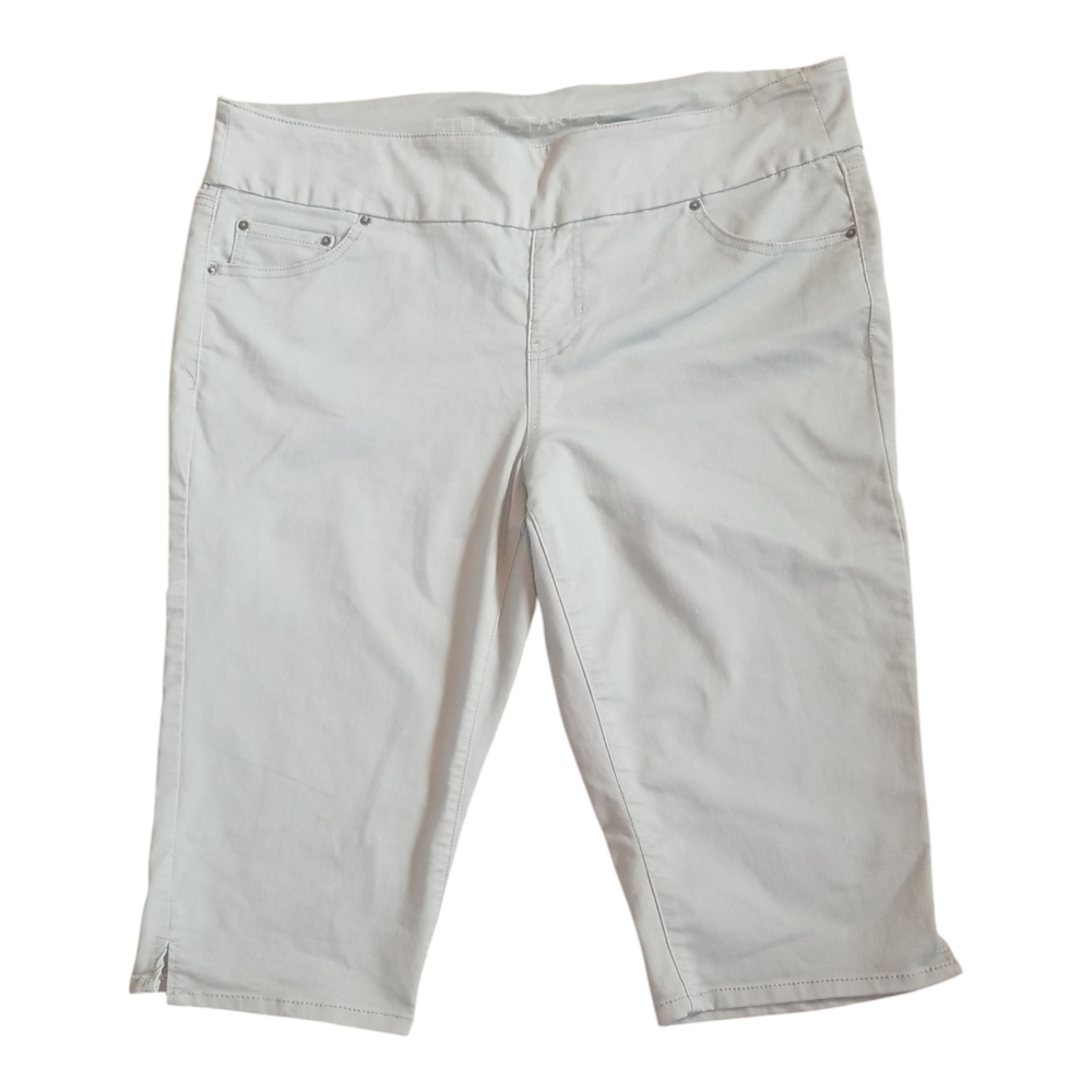 Women's White Bermuda Shorts - Picture 6 of 6